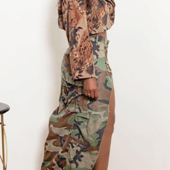 HIGH SLIT CAMO PRINT SKIRT - Picture 3 of 9